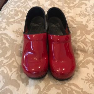Dansko red patent leather size 40 clogs